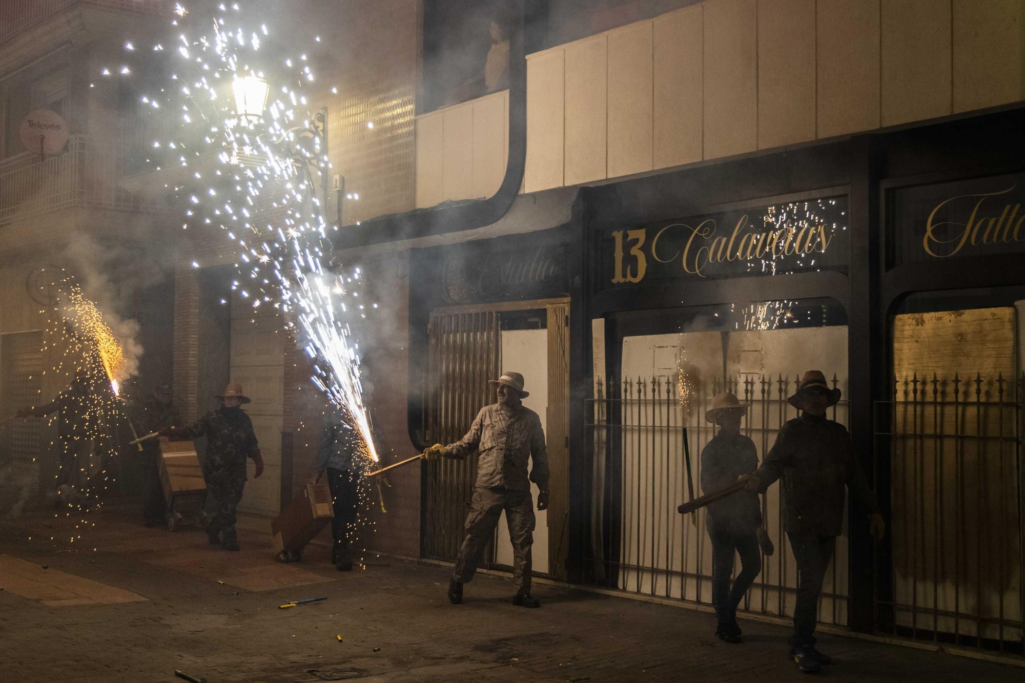 Así ha sido el pasacalle de cohetes de lujo en Paterna