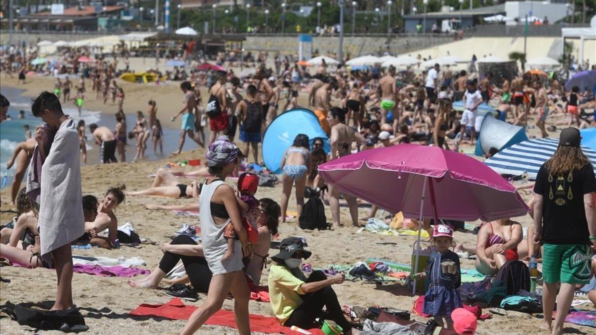 Ambiente en la playa del Bogatell, en Barcelona