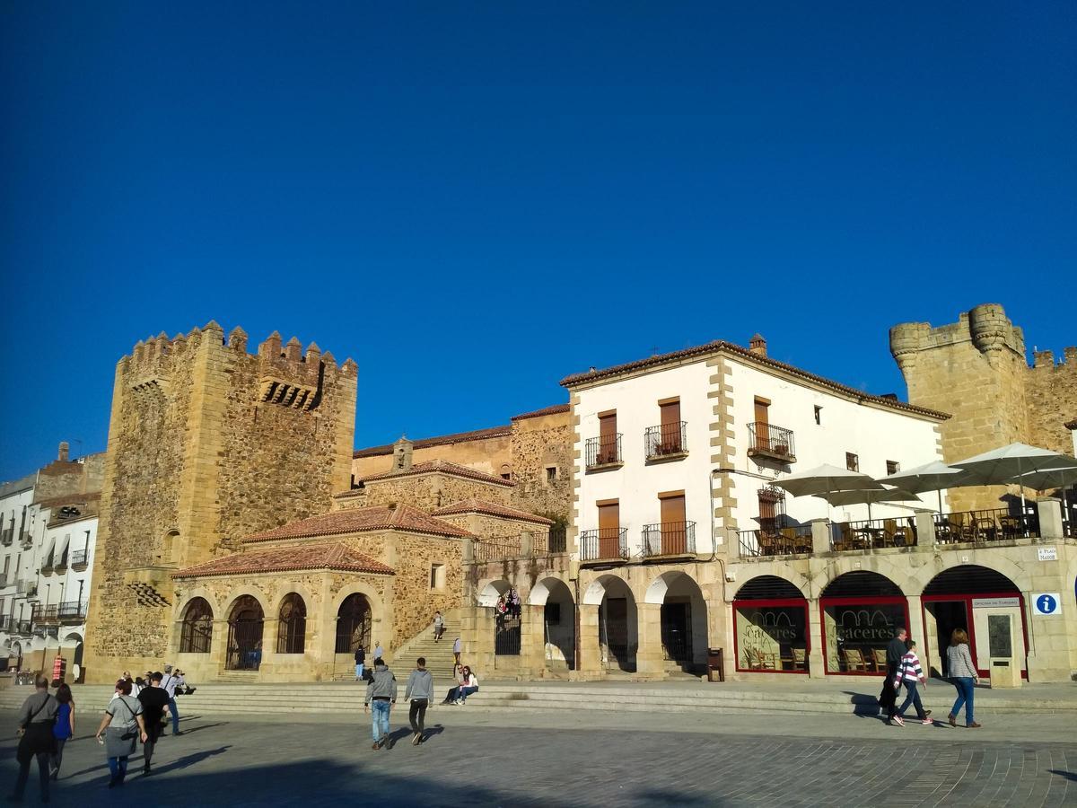 Murallas de Cáceres, Torre de Bujaco y Ermita de la Paz.