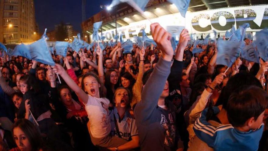 Los aficionados celestes disfrutan del fin de fiesta con la actuación de la Orquesta Panorama después de la victoria ante el Real Madrid . // Ricardo Grobas