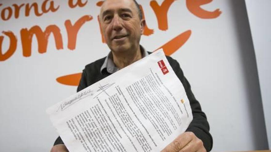 Joan Baldoví muestra el acuerdo firmado por la portavoz del PSOE, Adriana Lastra, y por él mismo.