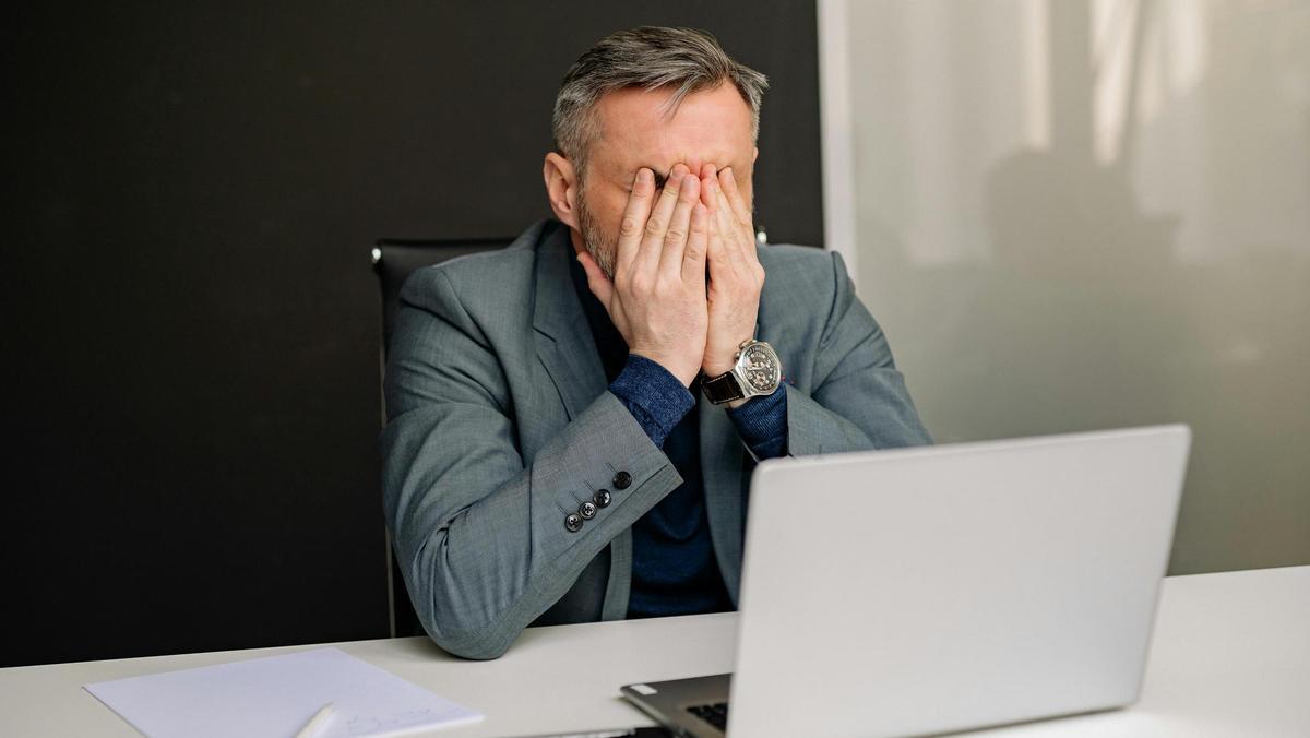 Un hombre estresado en su puesto de trabajo. Un hombre estresado en su puesto de trabajo.
