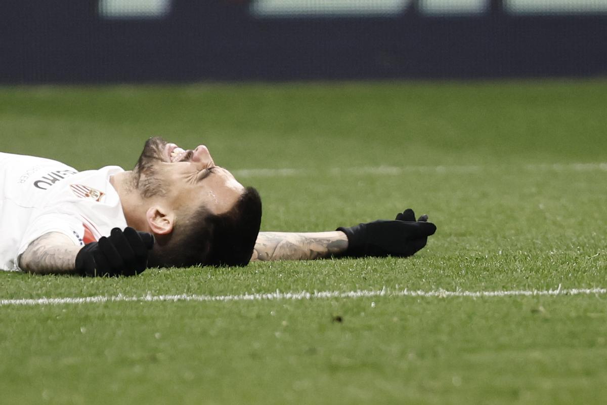 MADRID, 04/03/2023.- El centrocampista del Sevilla Suso se lamenta tras una ocasión fallada durante el partido de Liga en Primera División que Atlético de Madrid y Sevilla CF disputan este sábado en el estadio Civitas Metrpolitano, EFE/Sergio Pérez