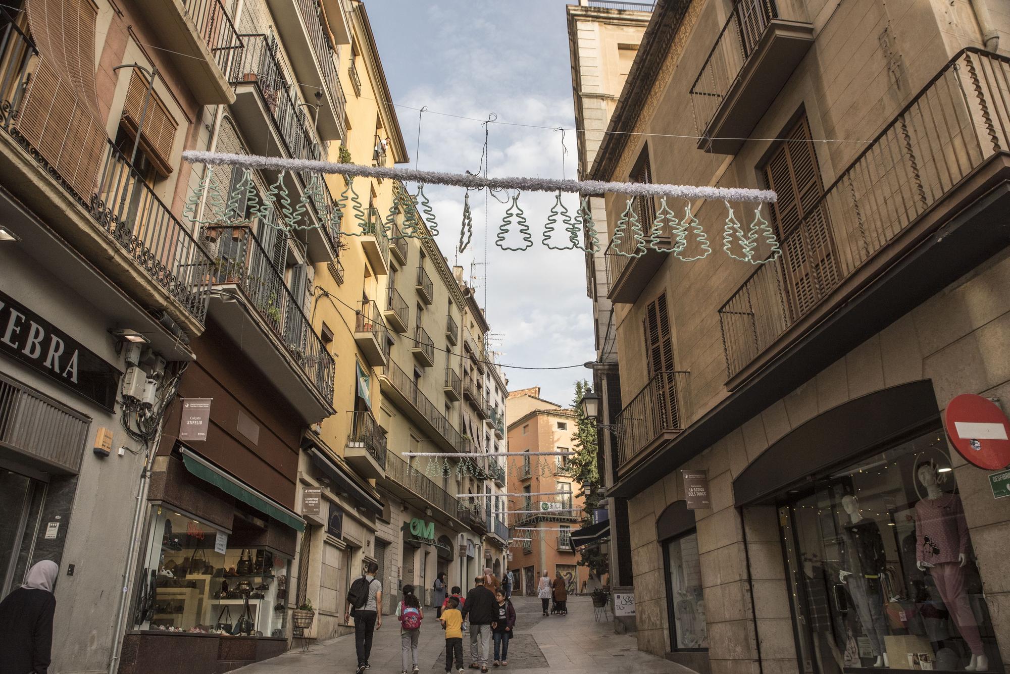 Les tires amb arbres de Nadal al carrer de Sant Miquel