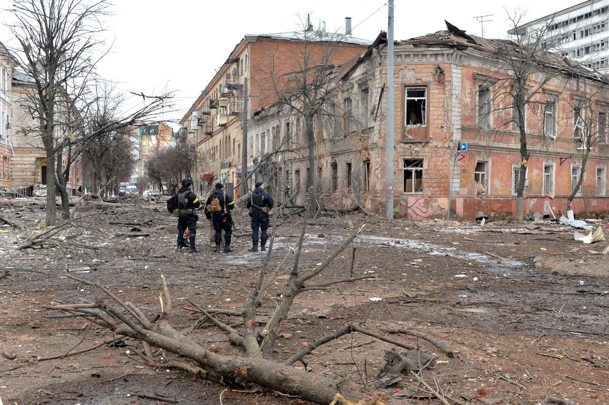 Policías ucranianos patrullan una calle de Jarkóv, la segunda ciudad más grande de Ucrania, bombardeada por el Ejército ruso. /