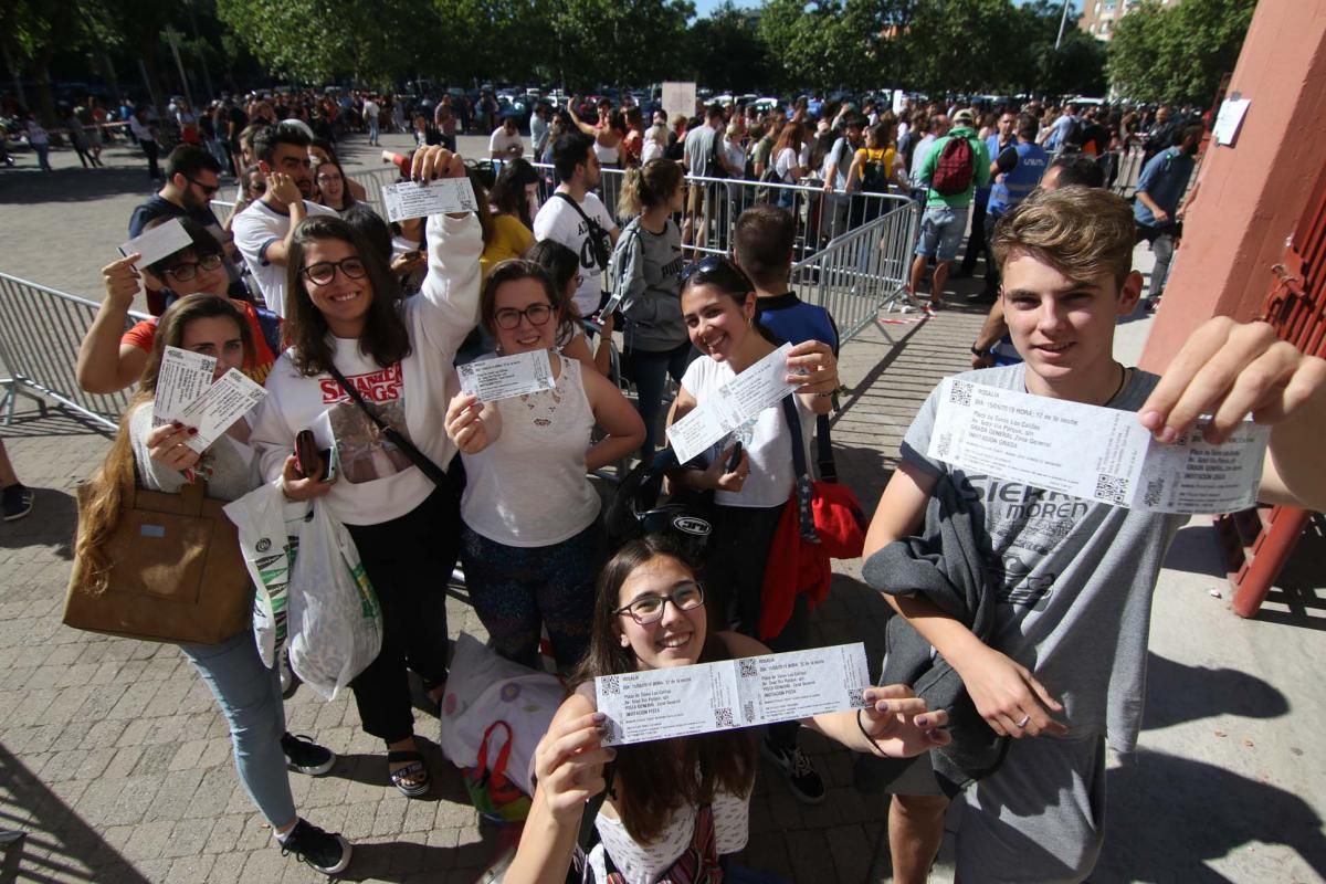 Largas colas para retirar las invitaciones del concierto de Rosalía