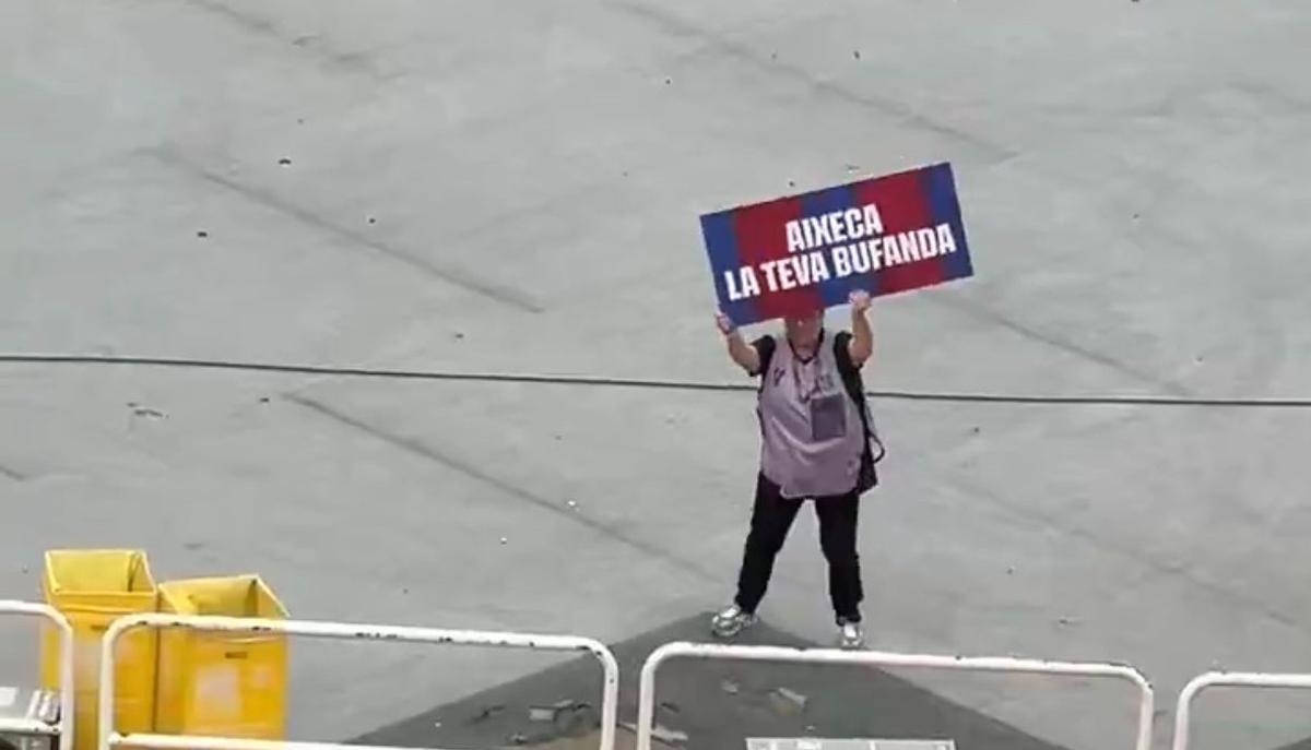Un contratado del Barcelona intentando animar a la grada