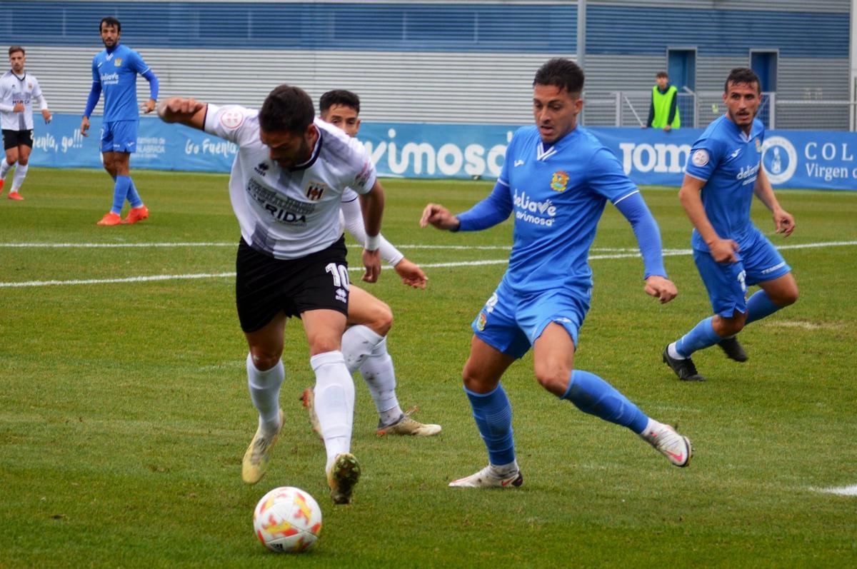 Lolo Pla, autor del gol del Mérida, intenta escapar de la presión del Fuenlabrada.