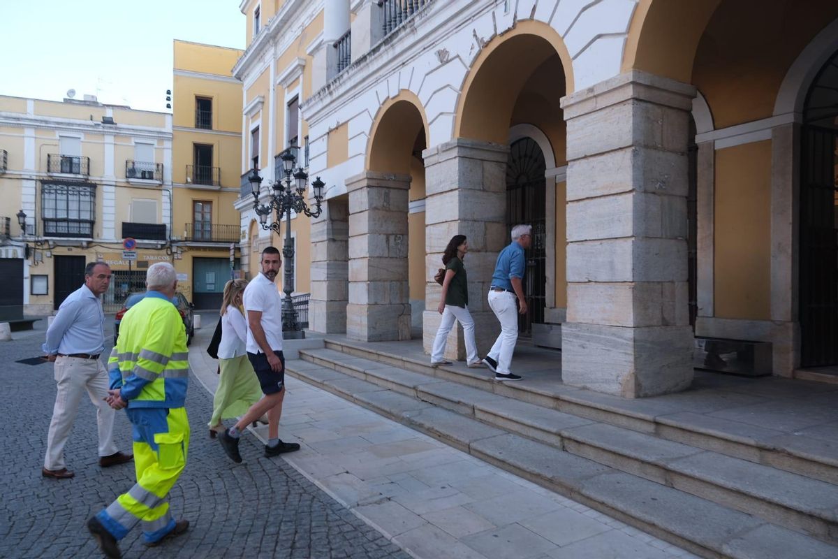 Llegada de los representantes de los trabajadores al ayuntamiento.