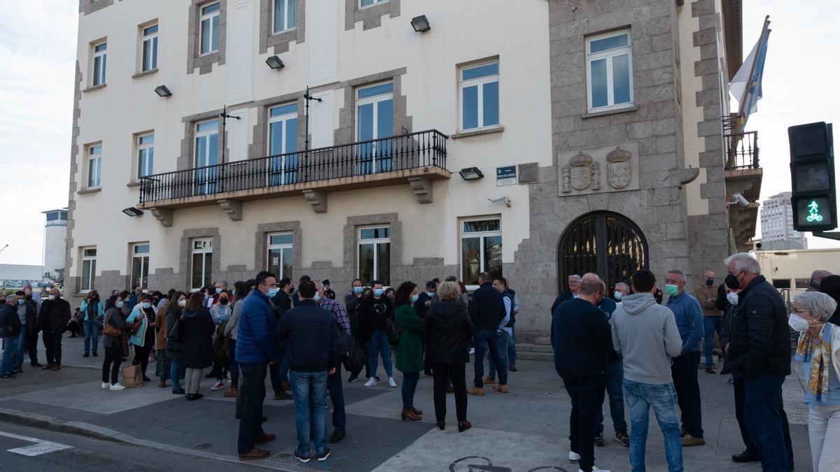 Ganaderos y agricultores, ayer en A Coruña, delante de la Delegación del Gobierno en Galicia.