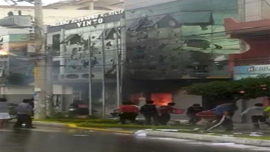 Incendian un ayuntamiento en Bolivia y arrastran a la alcaldesa por las calles