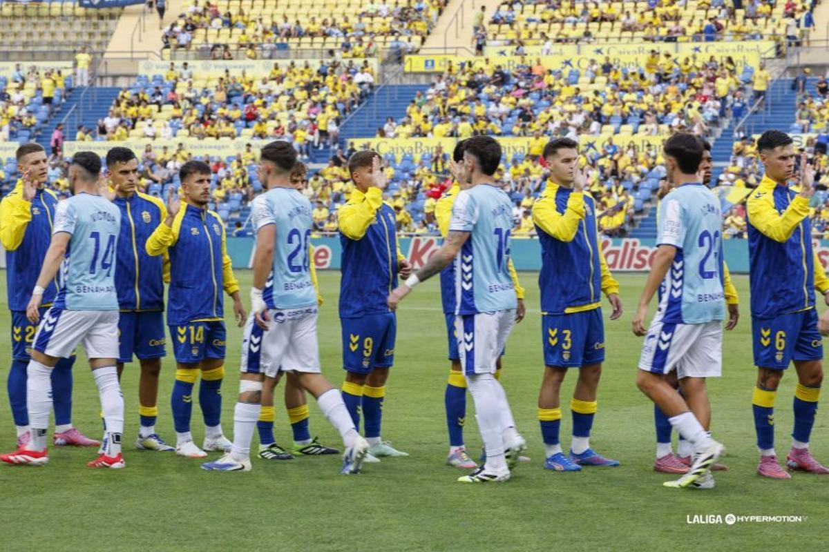 Jugadores de la UD Las Palmas y Málaga CF se saludan.