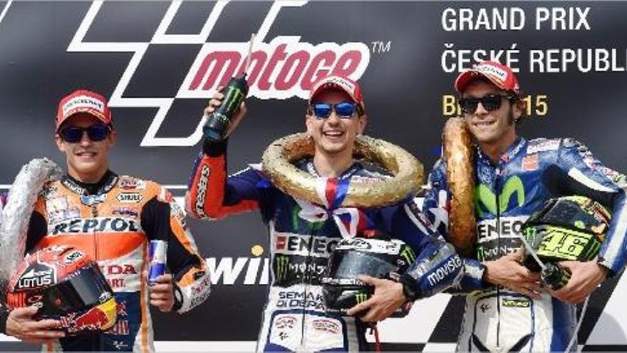 Márquez, Lorenzo i Rossi amb els guardons que els acrediten com a segon, primer i tercer classificat respectivament a la República Txeca.