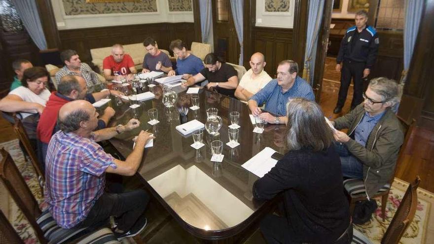 Miembros de comité de empresa de Albada, ayer, durante una reunión en el Concello.