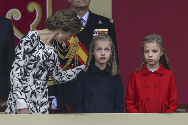Letizia Ortiz, la Princesa Leonor y la infanta Sofía el 12 de octubre de 2016