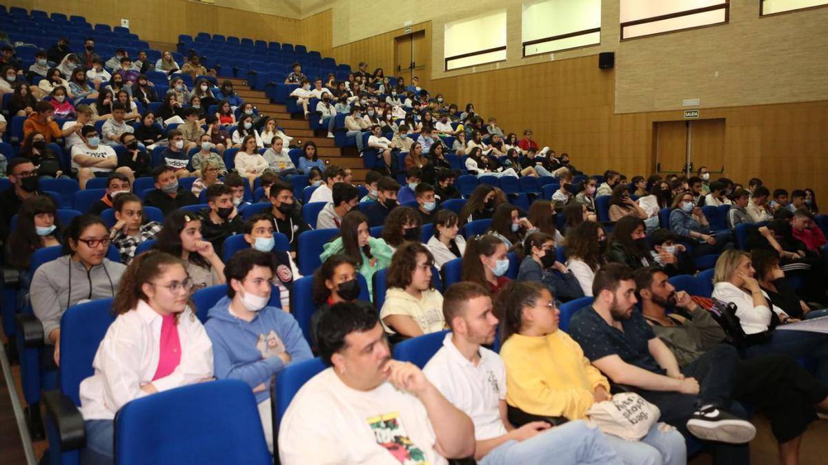 Público presente en el Salón Teatro, durante la primera jornada del Orgullo de Lalín. |  // BERNABÉ/ANA AGRA