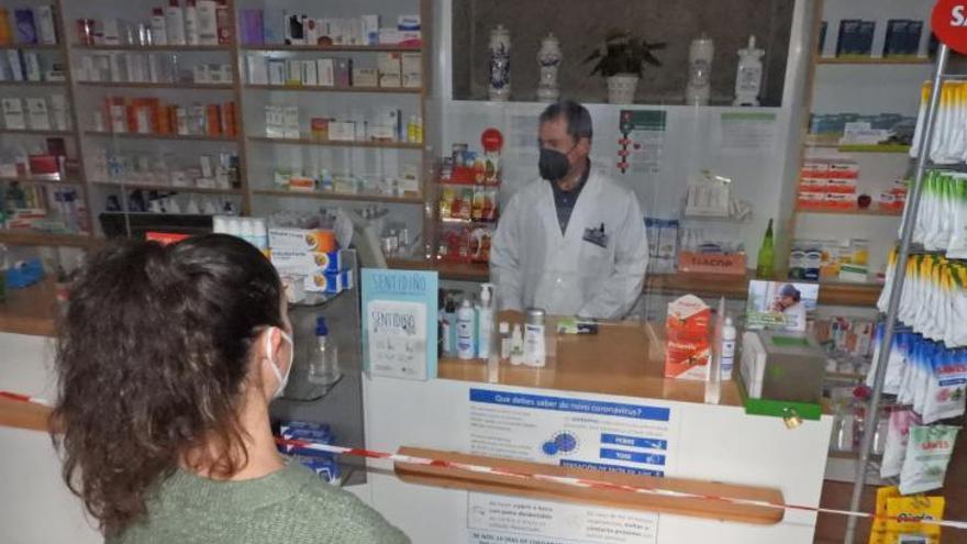 Una persona en la farmacia de Boborás.   | // FERNANDO CASANOVA
