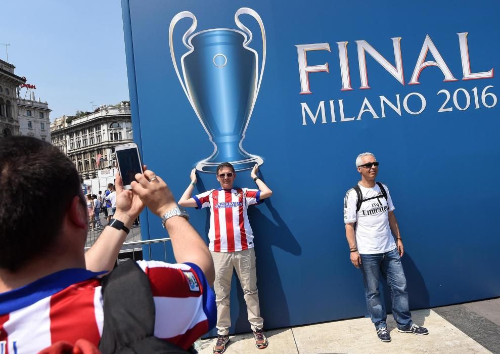 Las aficiones de Madrid y Atlético toman el centro de Milán en las horas previas al partido.