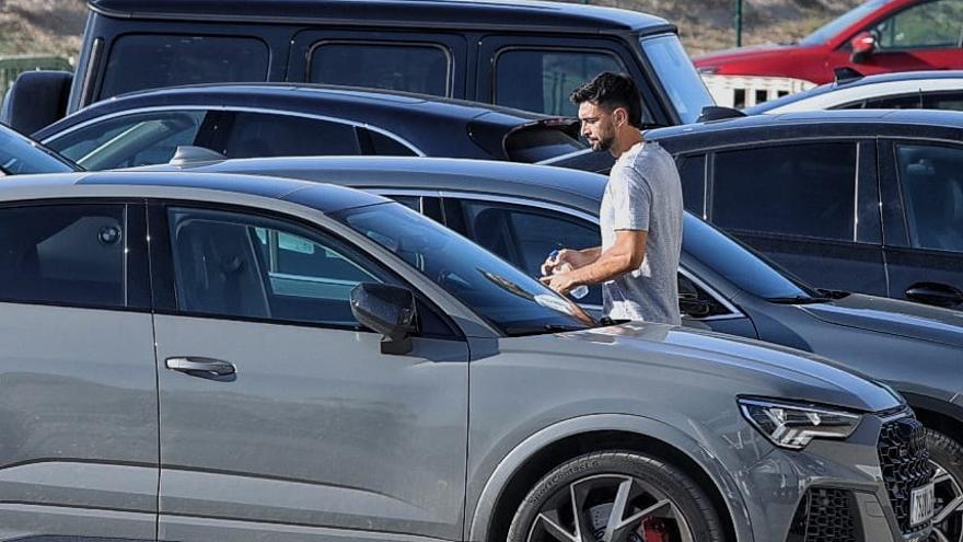 Pastore se marcha del estadio del Elche antes de iniciar el entrenamiento