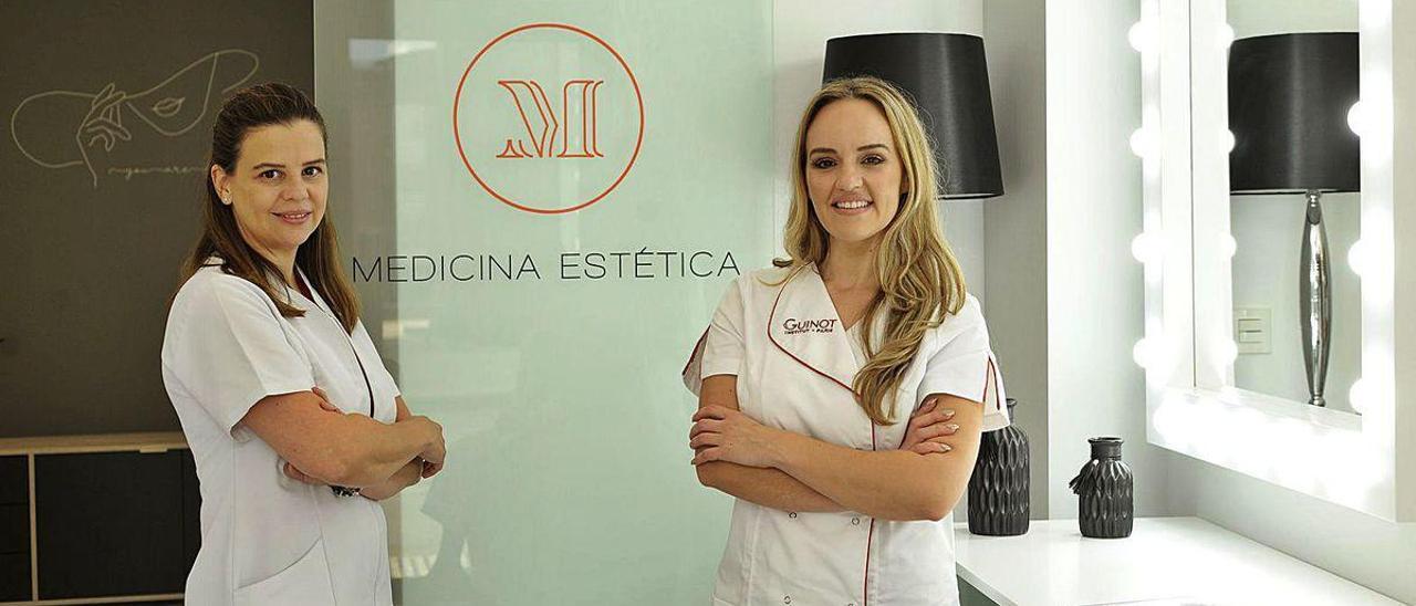 La doctora Alfonsina Uriburu acompaña a María Mundín en su nuevo local.