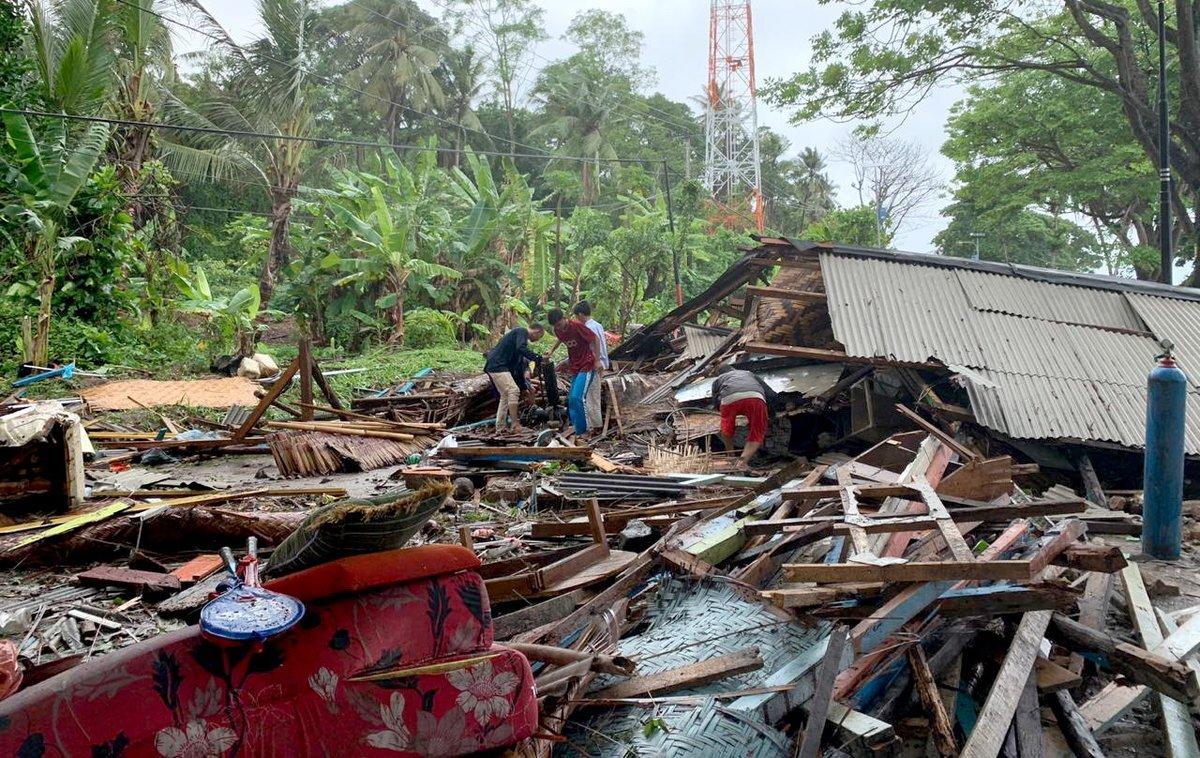 POL05. Anyer (Indonesia), 23/12/2018.- A handout photo made available by the Banten Police Headquarters shows Indonesian residents gathering their possessions near Anyer Beach after a tsunami hit Sunda Strait in Anyer, Banten, Indonesia, 23 December 2018. According to the Indonesian National Board for Disaster Management (BNPB), at least 43 people dead and 584 others have been injured after a tsunami hit the coastal regions of the Sunda Strait. EFE/EPA/BANTEN POLICE HEADQUARTERS / HANDOUT HANDOUT EDITORIAL USE ONLY/NO SALES