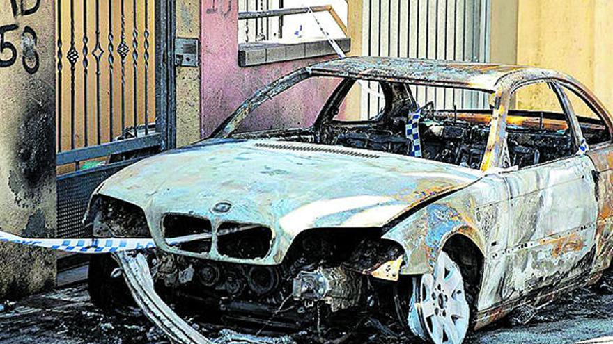 Investiguen una onada d&#039;incendis de vehicles a Aiguaviva Park