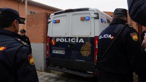 Un furgón policial traslada a los jugadores de la Arandina detenidos por la violación.