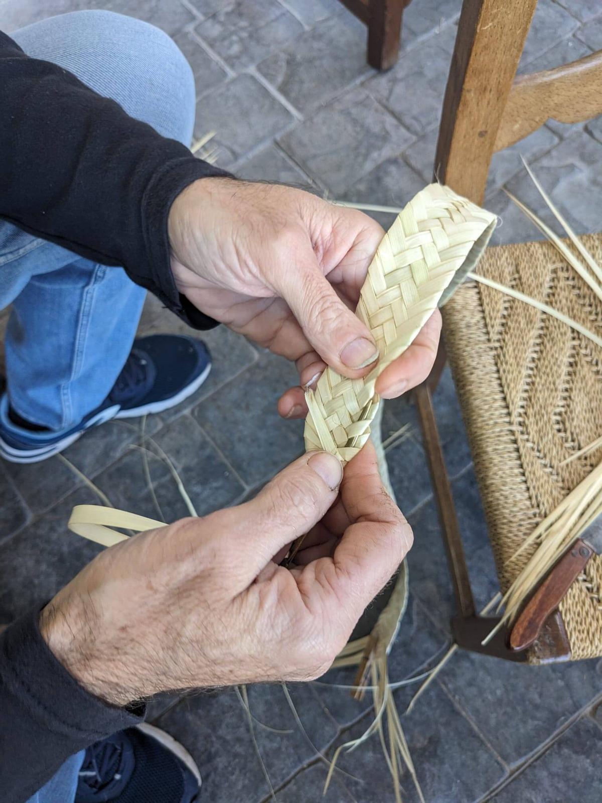 Palmblatt flechten erfordert Geschick und Geduld.