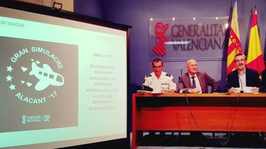 El director general de Emergencias, a la derecha, presentó ayer en Alicante el simulacro.