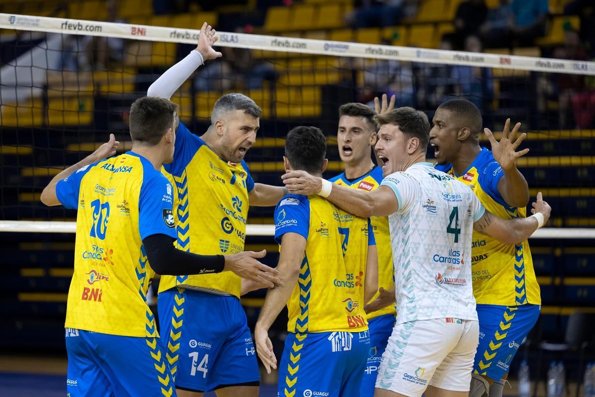 Los jugadores del Guaguas celebran un punto en su último partido en casa