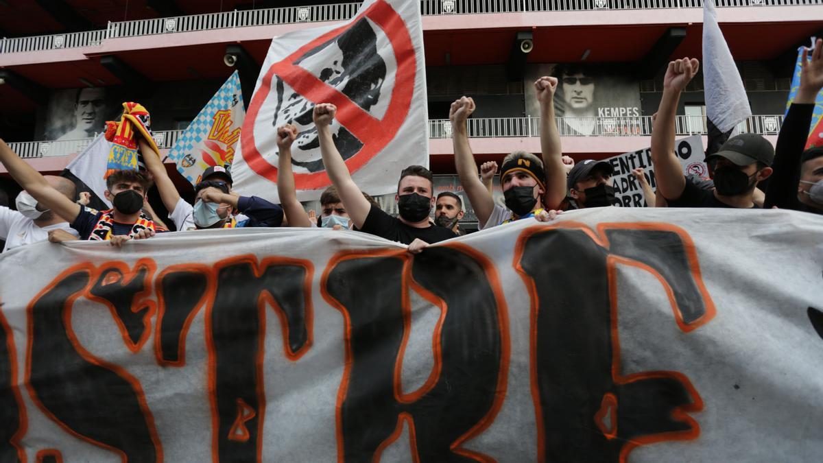 Las imágenes de la marcha de la afición valencianista contra Lim