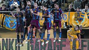 Iniesta, Piqué, Busquets, Mascherano y Thiago saltan en una falta del Villarreal, el pasado sábado.