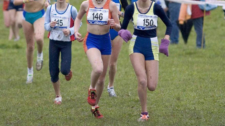 Un grupo de niños practica atletismo.