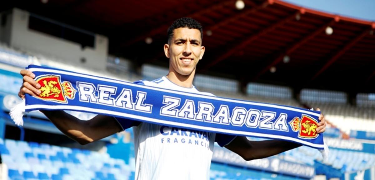 Yawad El Yamiq posa con la bufanda del Real Zaragoza en La Romareda.