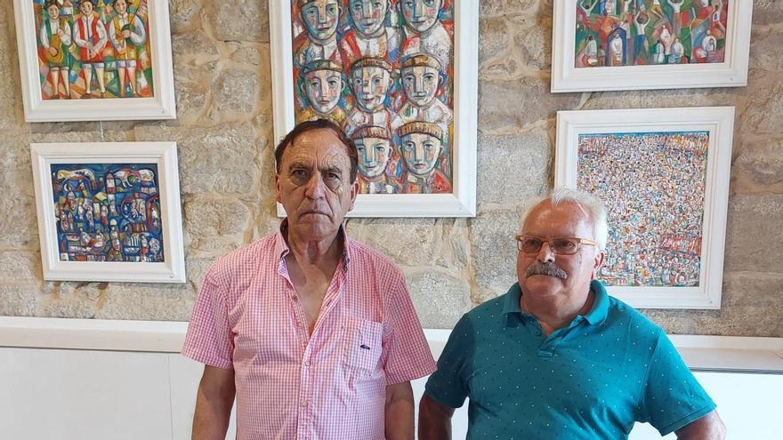 Caíno y Padín, ante algunos de sus cuadros en la Capitanía.