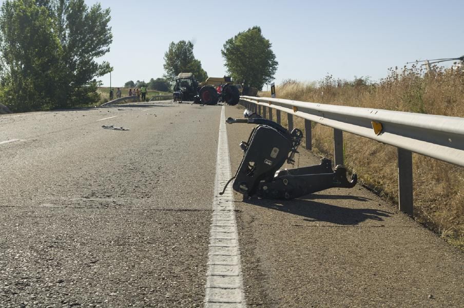 Accidente entre un autobús y un tractor en Fuentes