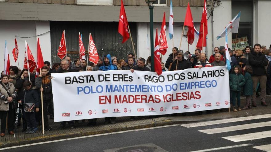 Trabajadores de Maderas Iglesias concentrados hoy delante del Parlamento. // Xoán Álvarez