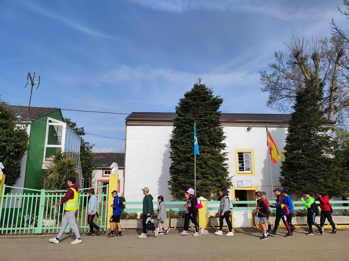 Un grupo de niños de excursión.