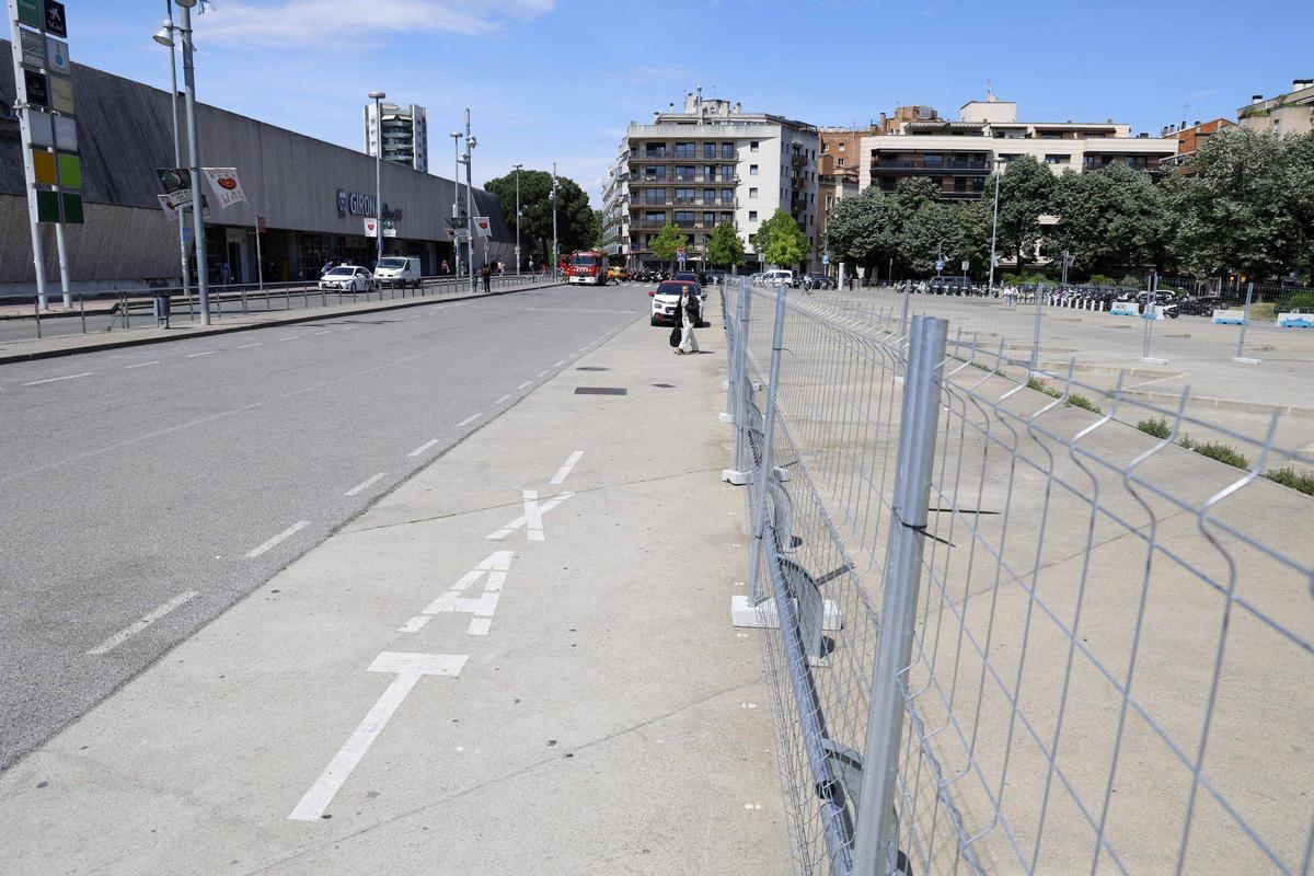 Les tanques instal·lades a la plaça d'Espanya.