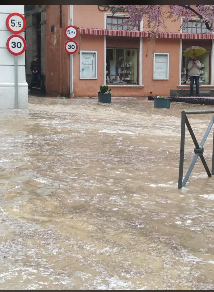 La gran corriente impide el paso de las calles.