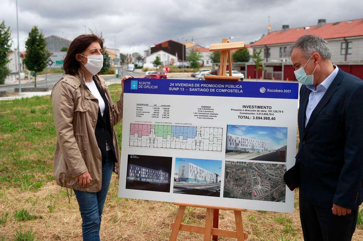 La conselleira de Vivenda, Ángeles Vázquez, izq., visitó ayer el solar donde se construirán las 24 viviendas de promoción pública. Foto: Conchi Paz/ Xunta