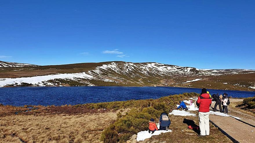 Los niños juegan con la nieve que queda junto a la Laguna de Peces. | Araceli Saavedra