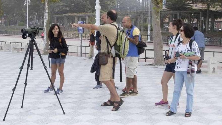 Participantes en la actividad organizada ayer por la Asociación Fontaíña para conocer las aves del litoral vigués entre Alcabre y Coruxo.  // Cristina Graña