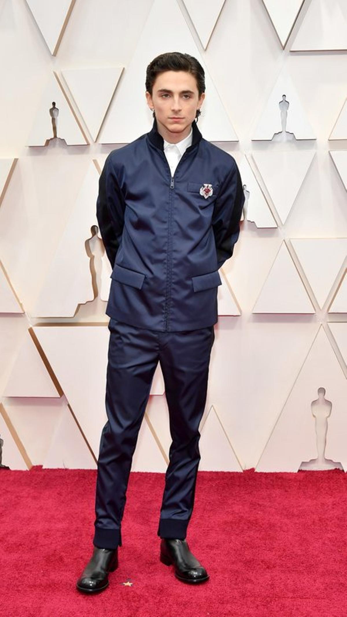 Timothée Chalamet vestido con un dos piezas de Prada. En lugar del sempiterno esmoquin, el joven actor se ha decantado por una chaqueta mitad chándal mitad esmoquing.