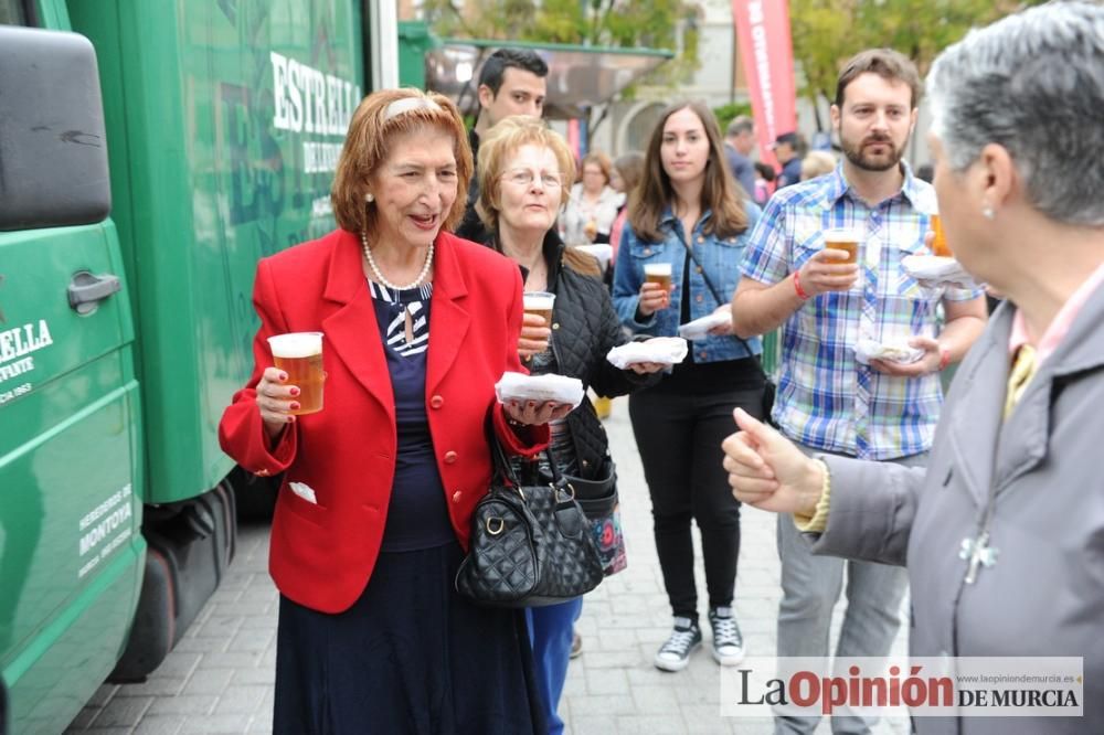 Reparto de pasteles de carne en el Cuartel de Arti