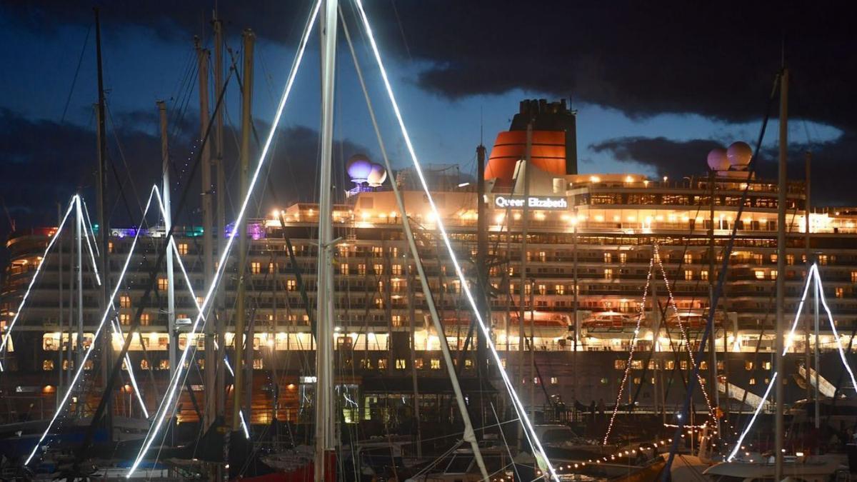 El ‘Queen Elizabeth’, este lunes en el puerto de A Coruña.