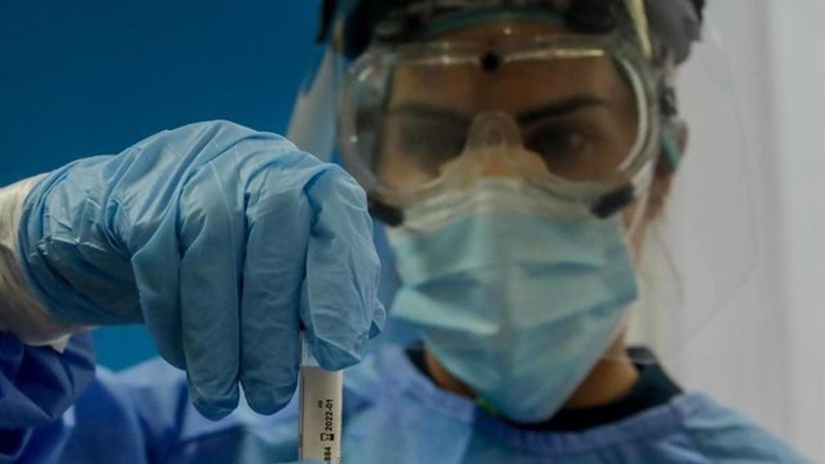 Un sanitario realiza una prueba PCR