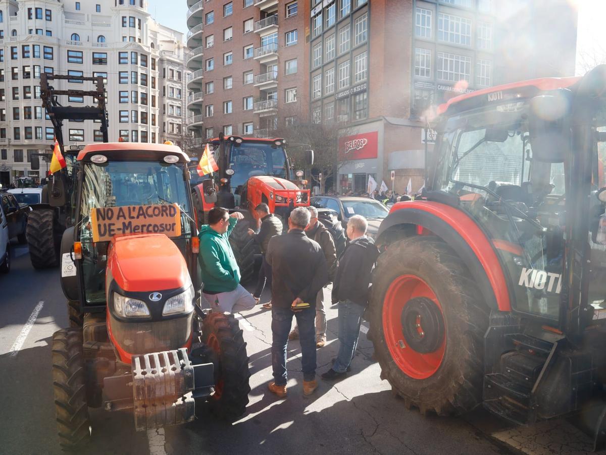 Un momento de la concentración frente a la estación del Norte de València.