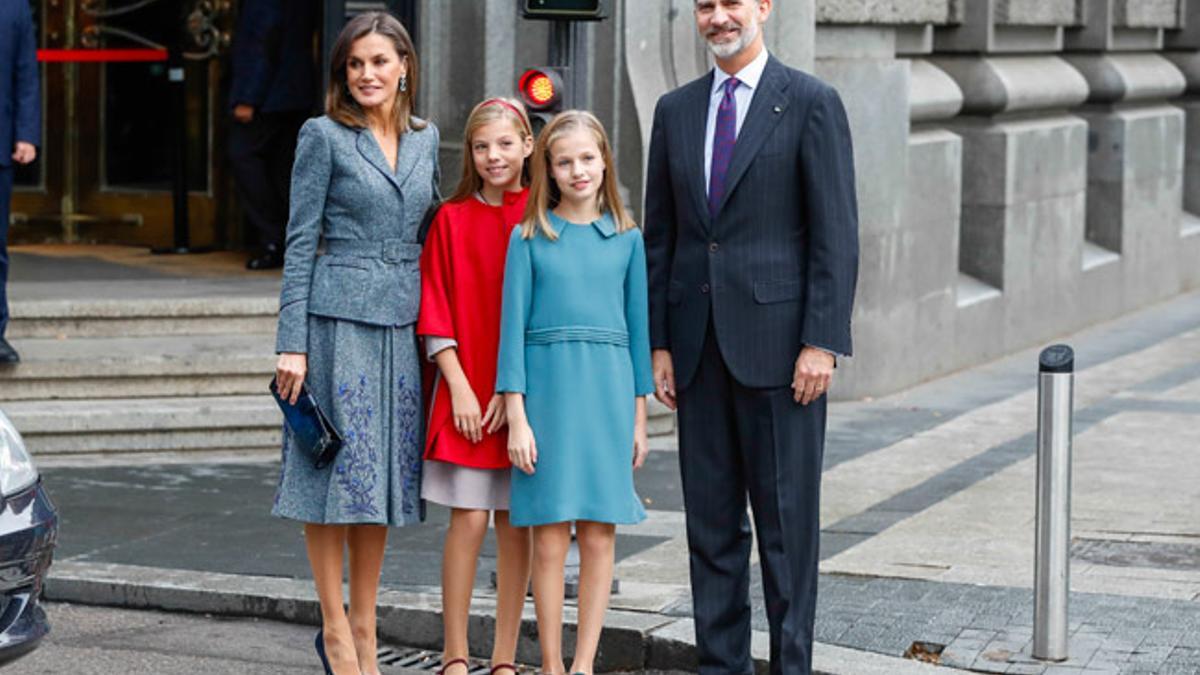 Letizia Ortiz escoge un traje gris de Felipe Varela para el cumpleaños de Leonor