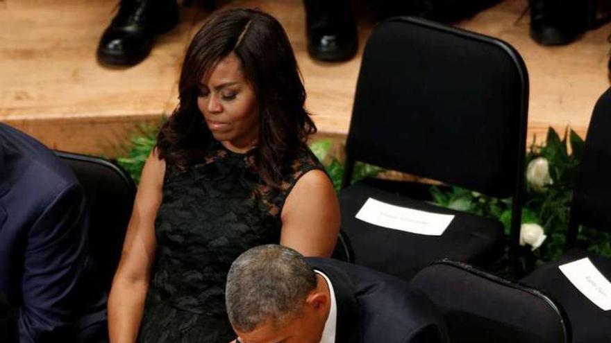 Obama, junto a su mujer, Michelle, en el funeral de Dallas. // Reuters